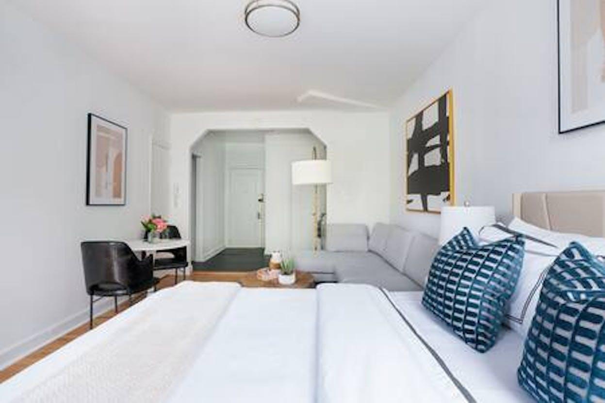 STUDIO  IN YORKVILLE, MANHATTAN