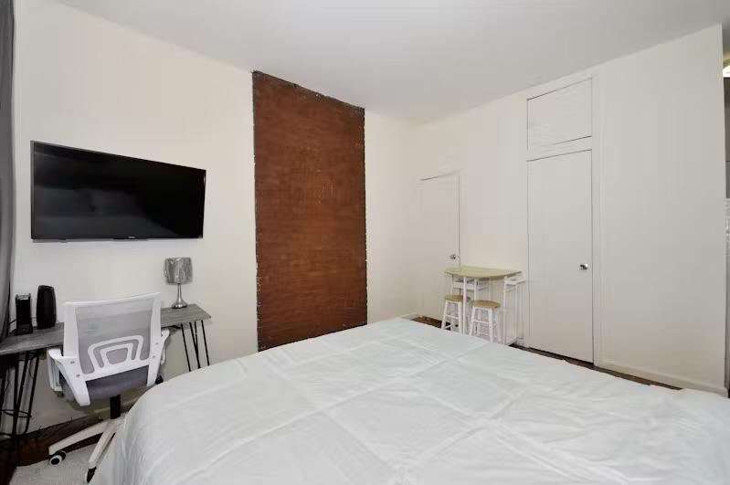 STUDIO IN UPPER WEST SIDE, MANHATTAN