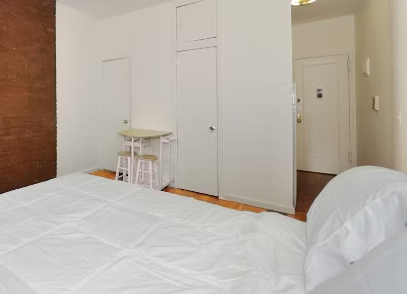 STUDIO IN UPPER WEST SIDE, MANHATTAN